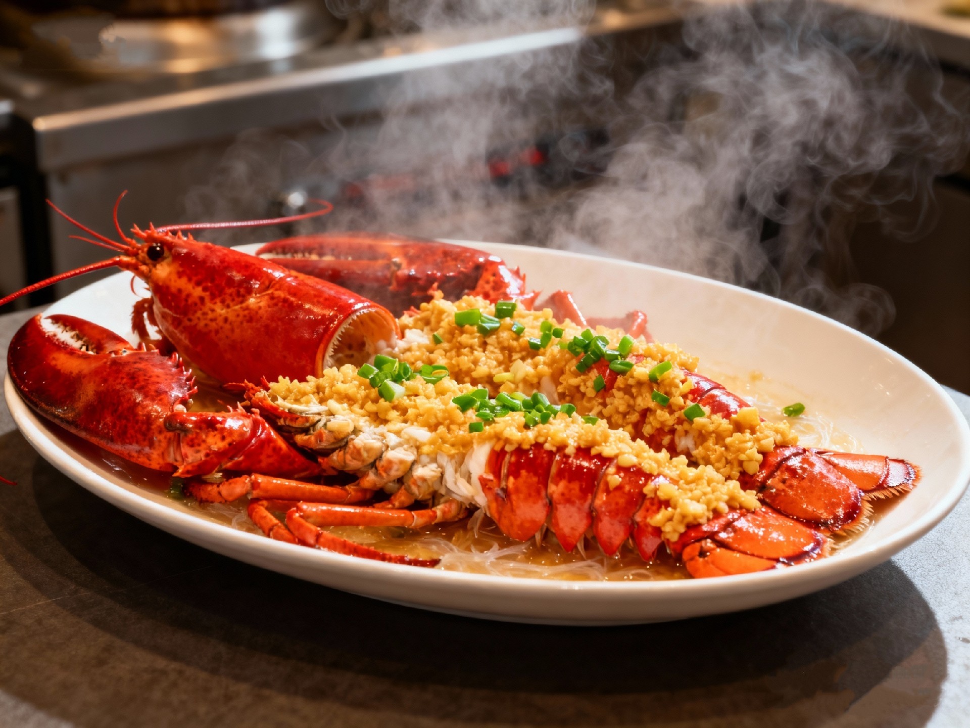 1761983889524294.jpg jimeng-2025-10-17-3255-中式蒸龙虾特写,龙虾在盘中对半切开,铺满金黄蒜蓉,蒸制后色泽红亮,蒜香四溢,撒有....jpg